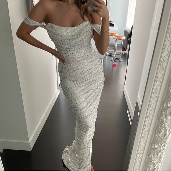 White Gown/Dress - Picture 1 of 5
